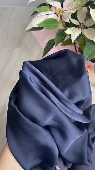 Falda midi de satén azul, ZARA, fluida y elegante