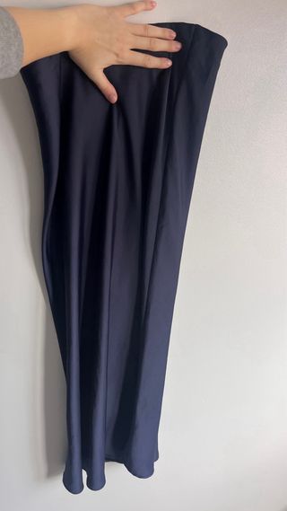 Falda midi de satén azul, ZARA, fluida y elegante