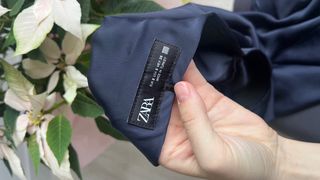 Falda midi de satén azul, ZARA, fluida y elegante