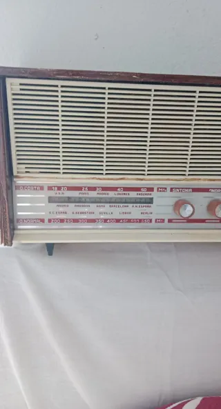 Radio Antigua Madera y Metal