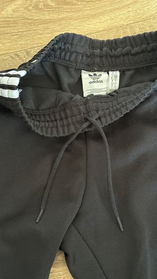 Adidas Joggers Negro con Rayas Blancas