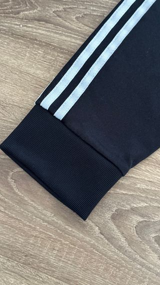 Adidas Joggers Negro con Rayas Blancas