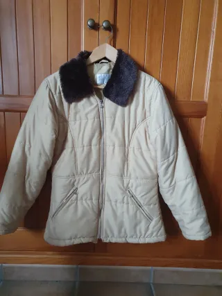 Chaquetón acolchado mujer beige