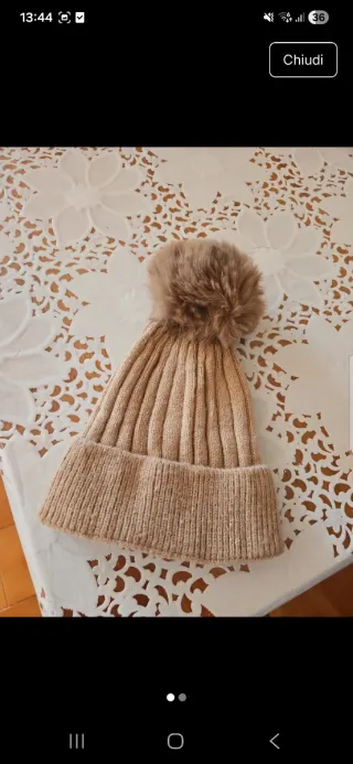 Cappello con pon pon beige