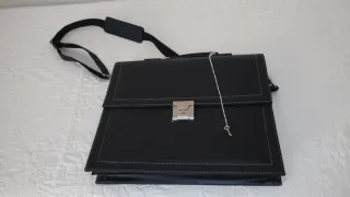 Maletín negro con bandolera y llave