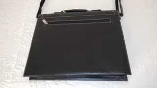 Maletín negro con bandolera y llave