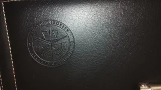 Maletín negro con bandolera y llave