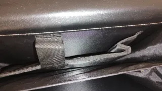 Maletín negro con bandolera y llave