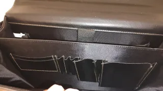 Maletín negro con bandolera y llave