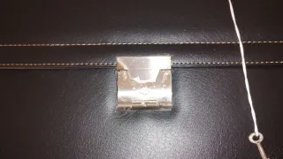 Maletín negro con bandolera y llave