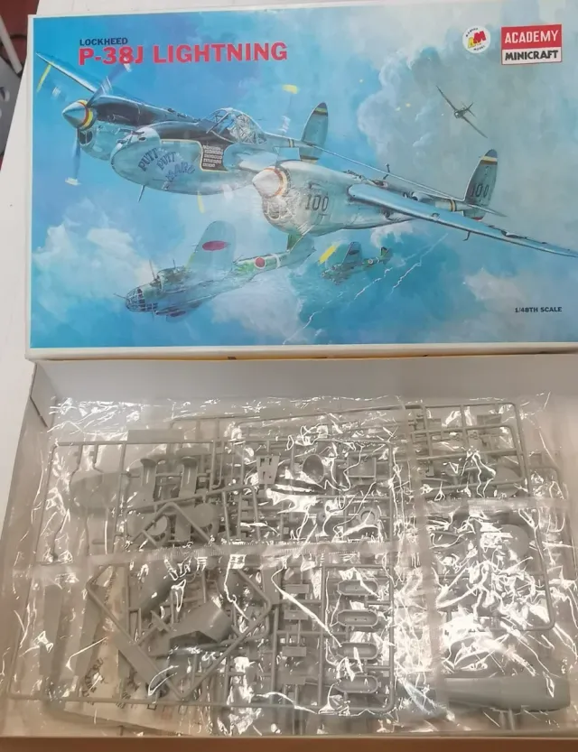 Maqueta Academy P-38J Lightning 1/48