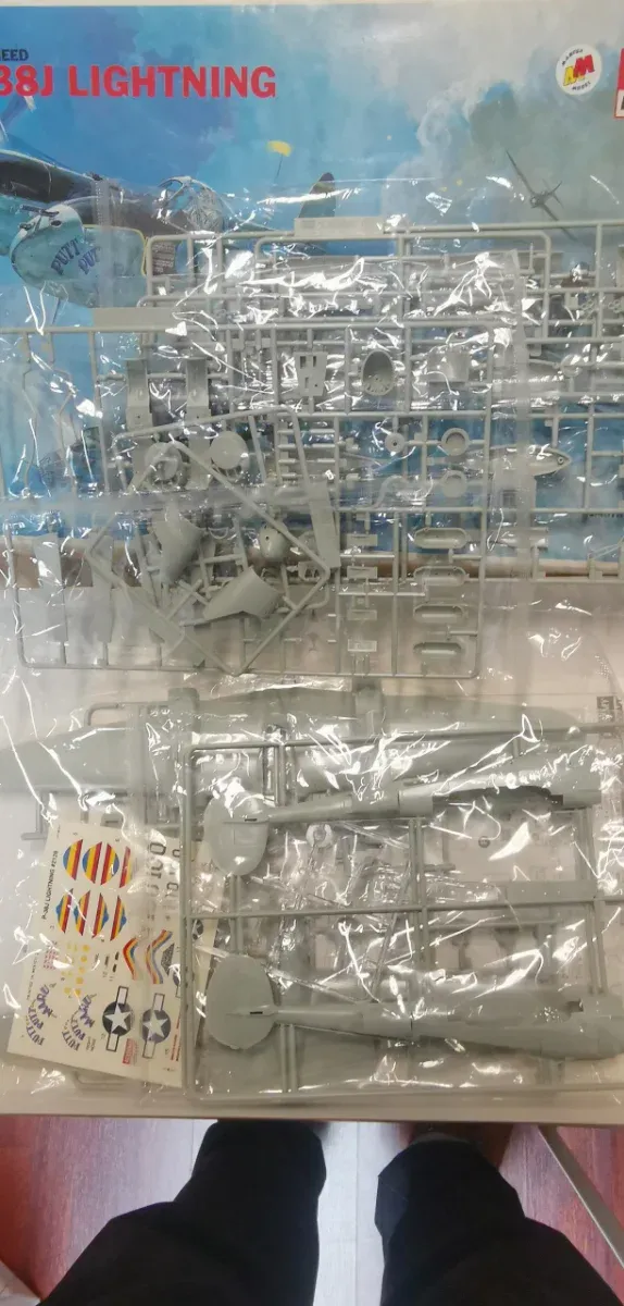 Maqueta Academy P-38J Lightning 1/48