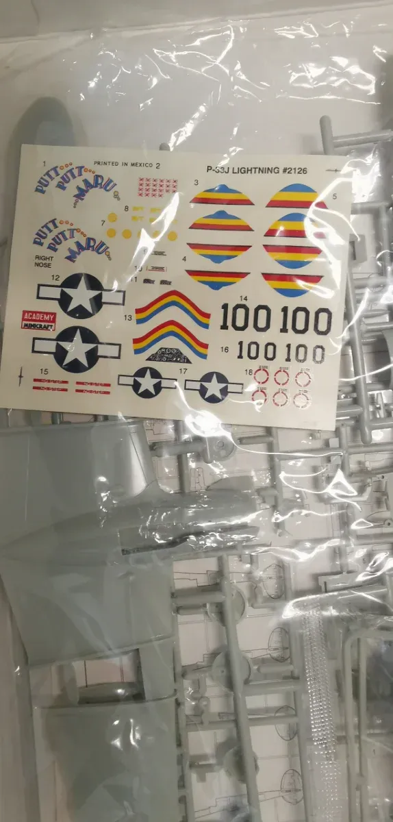 Maqueta Academy P-38J Lightning 1/48