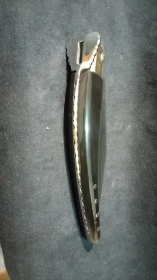 Navaja Negra con Detalles Dorados