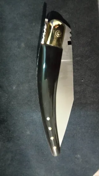 Navaja Negra con Detalles Dorados