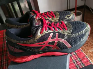 ASICS GEL-NIMBUS 21 Talla 45 Negro/Dorado