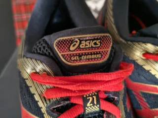 ASICS GEL-NIMBUS 21 Talla 45 Negro/Dorado