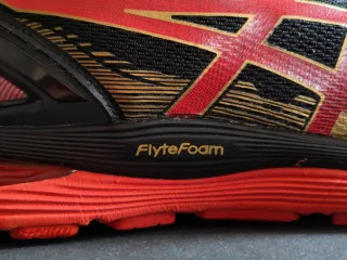 ASICS GEL-NIMBUS 21 Talla 45 Negro/Dorado