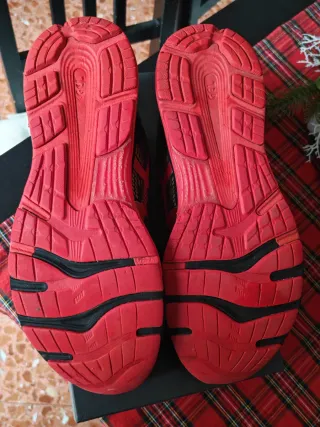 ASICS GEL-NIMBUS 21 Talla 45 Negro/Dorado