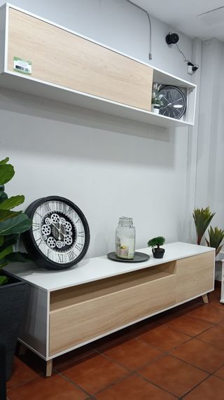 Mueble de salón y estantería flotante