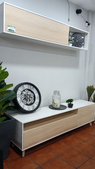Mueble de salón y estantería flotante