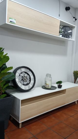 Mueble de salón y estantería flotante