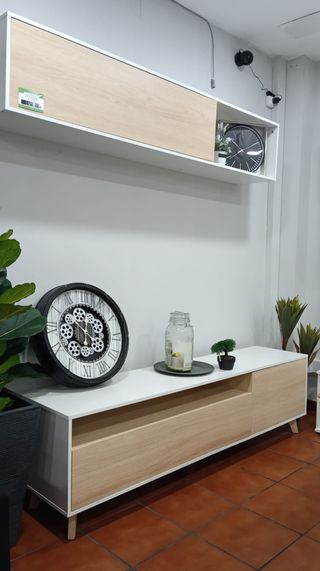 Mueble de salón y estantería flotante