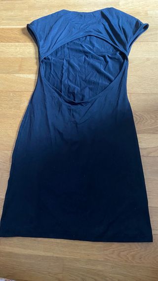 Vestido negro corto espalda descubierta