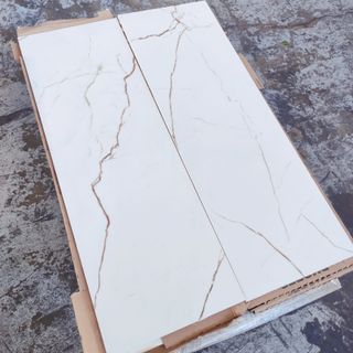 Azulejo imitación mármol veta dorada brillo