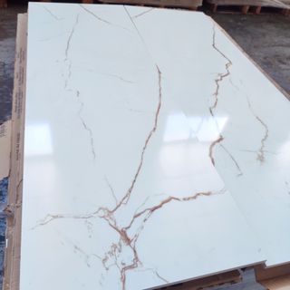 Azulejo imitación mármol veta dorada brillo