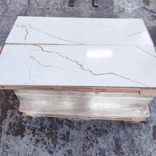 Azulejo imitación mármol veta dorada brillo