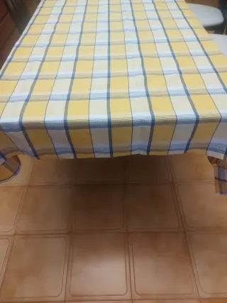 Mantelería y 5 servilletas a cuadros
