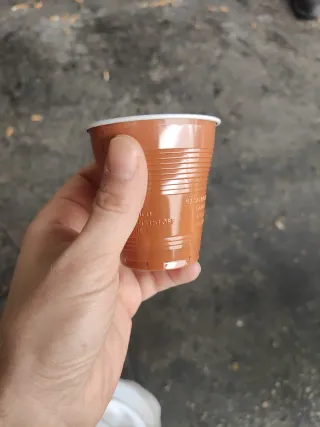 Vaso de plástico marrón