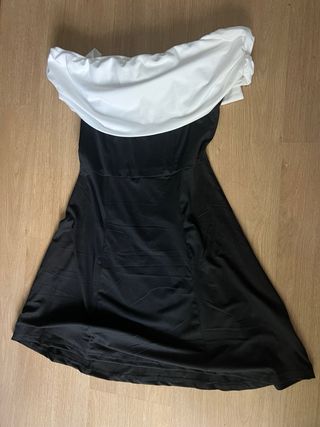 Vestido negro con lazo blanco