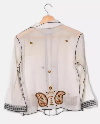 Camisa bordada.