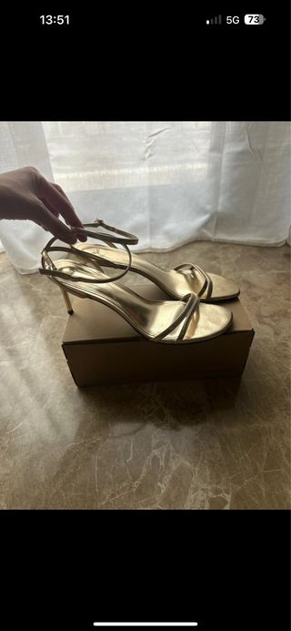 Sandalias de tacón doradas de Mango