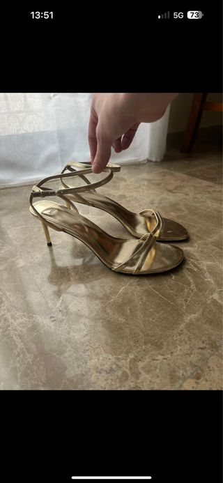 Sandalias de tacón doradas de Mango