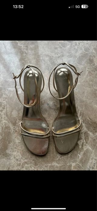 Sandalias de tacón doradas de Mango