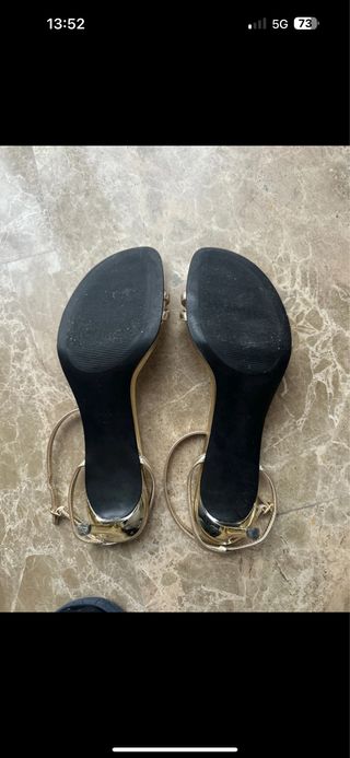 Sandalias de tacón doradas de Mango