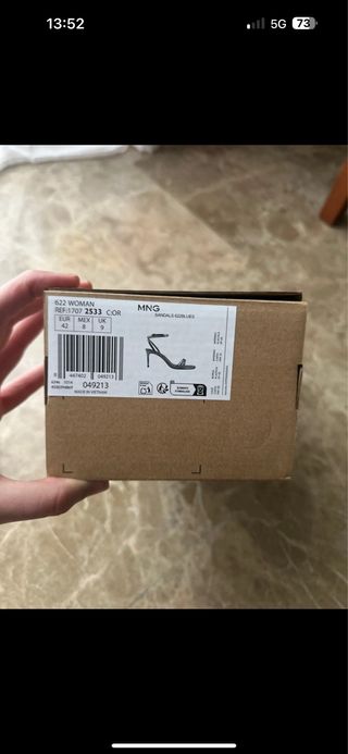 Sandalias de tacón doradas de Mango