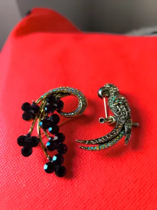 Set de 2 broches de loro y flor.