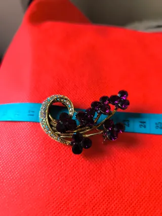 Set de 2 broches de loro y flor.