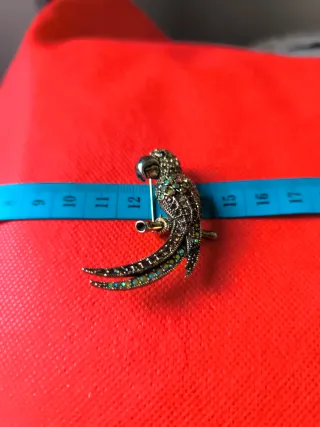 Set de 2 broches de loro y flor.