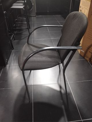 Silla negra de oficina o sala