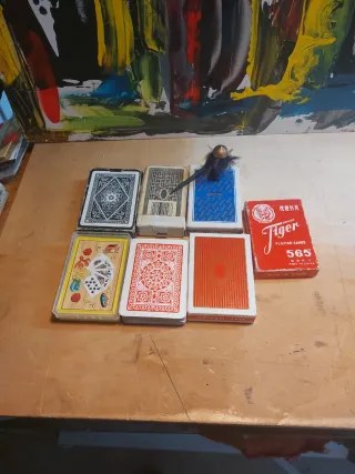 7 mazzi di carte da gioco usati uno nuovo