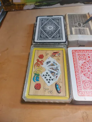 7 mazzi di carte da gioco usati uno nuovo