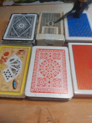 7 mazzi di carte da gioco usati uno nuovo