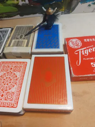 7 mazzi di carte da gioco usati uno nuovo