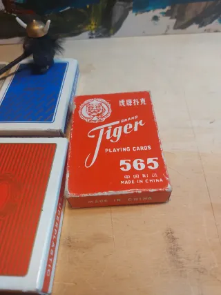 7 mazzi di carte da gioco usati uno nuovo