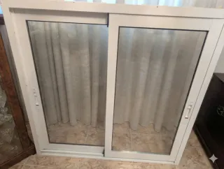 Ventana 110x110 con marco blanco